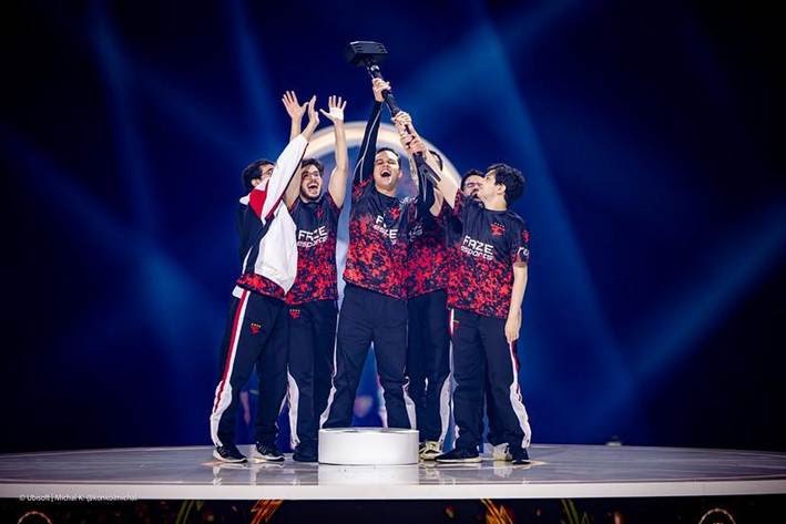 Jugadores de FaZe Clan celebrando el campeonato del Six Invitational 2026 de Rainbow Six Siege en París