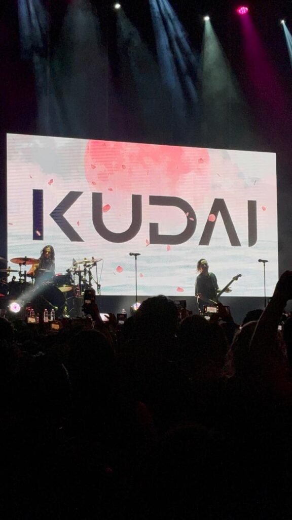 Kudai convierte el Auditorio BB en una máquina del tiempo!