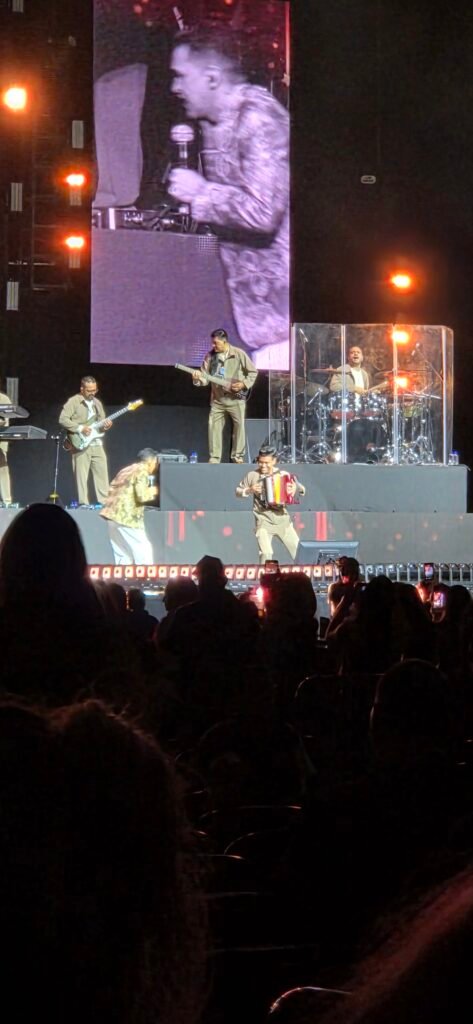 Jorge Celedón conquista la Arena CDMX con una noche llena de vallenato y sabor colombiano.