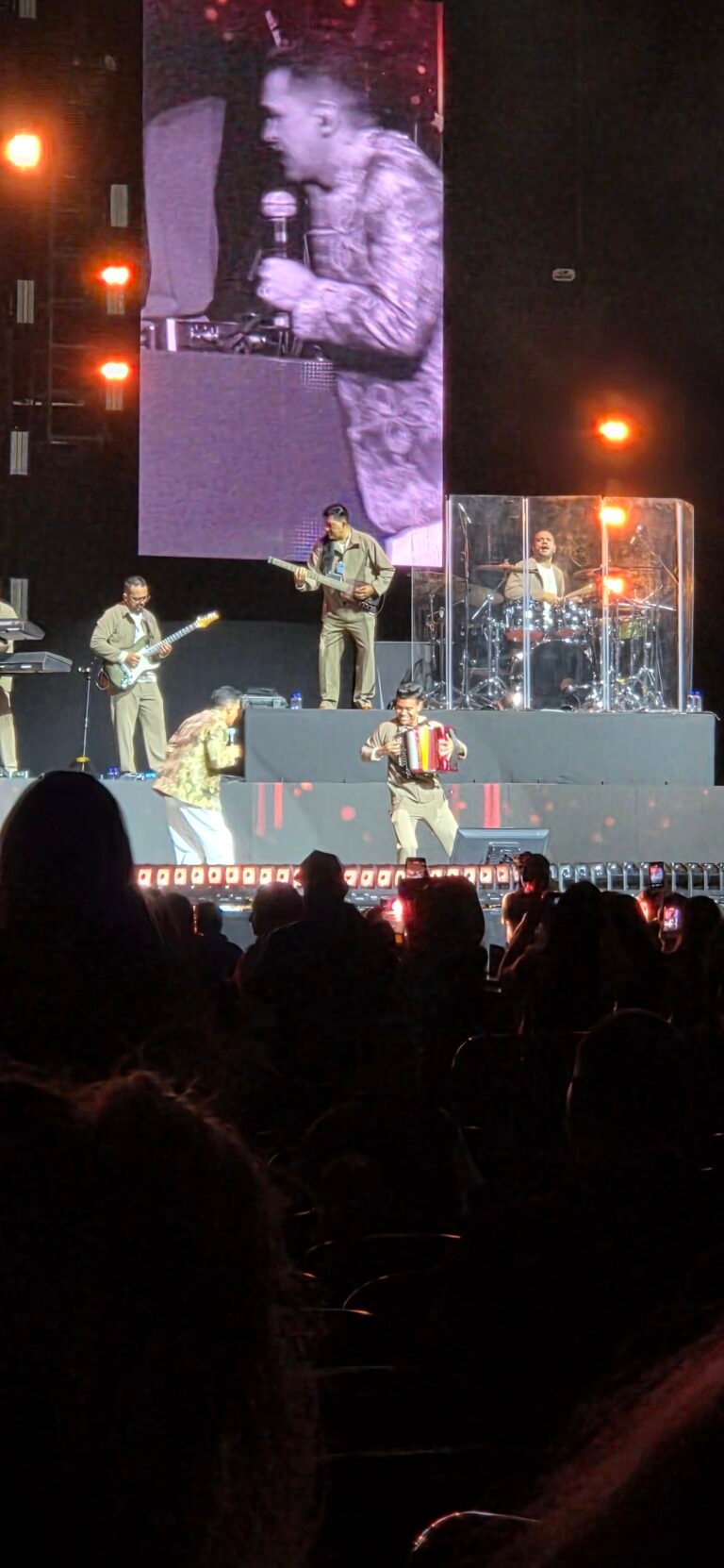 Jorge Celedón conquista la Arena CDMX con una noche llena de vallenato y sabor colombiano.
