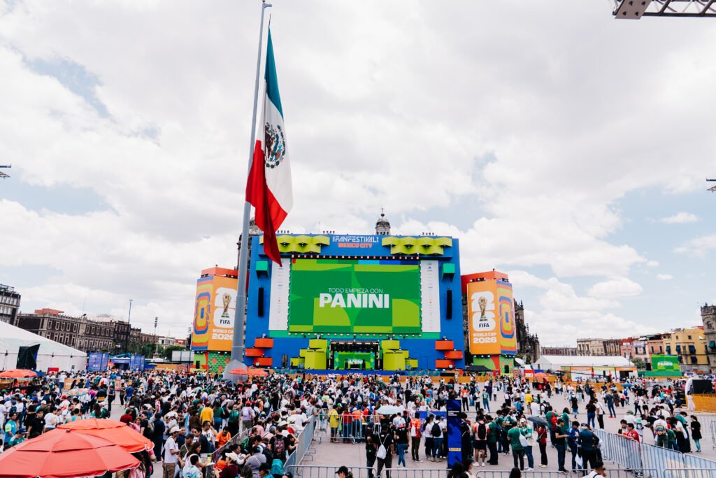 ¡Panini hace historia! Rompen el Récord Guinness en pleno intercambio de estampas de la FIFA 26™️