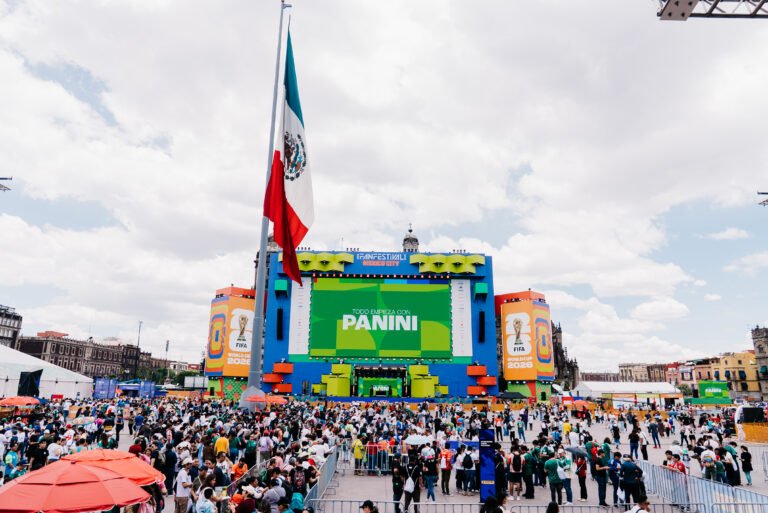 ¡Panini hace historia! Rompen el Récord Guinness en pleno intercambio de estampas de la FIFA 26™️