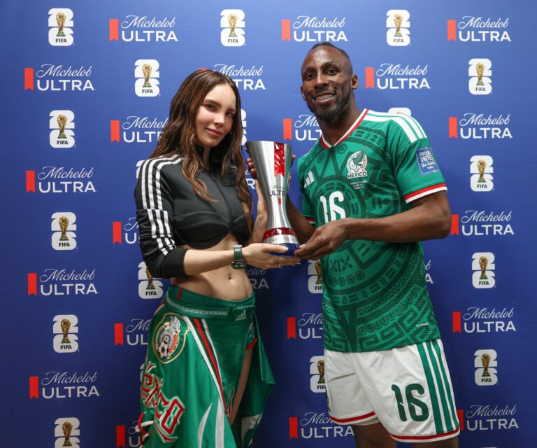 Belinda y Michelob Ultra entregan a Julián Quiñones el trofeo «Superior Player of the Match»