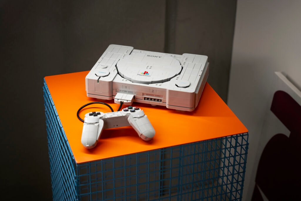 LEGO y PlayStation se unen: la consola original regresa convertida en un set de 1,911 piezas